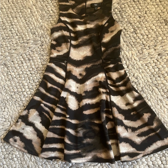 Massimo exotic print fit and flare dress with zipper detail - Picture 8 of 11